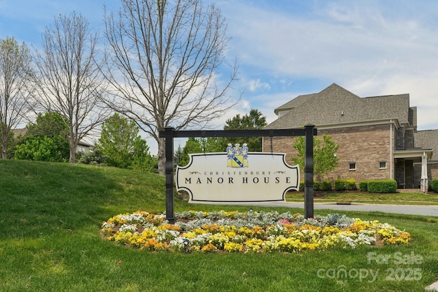 community sign with a lawn
