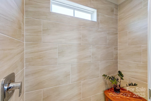 bathroom featuring a tile shower