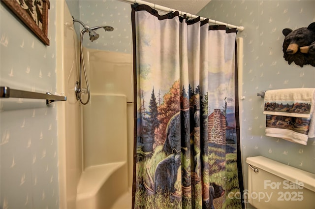 134 Raven Rdg, Maggie Valley, NC 28751 - bathroom featuring a shower with curtain and toilet