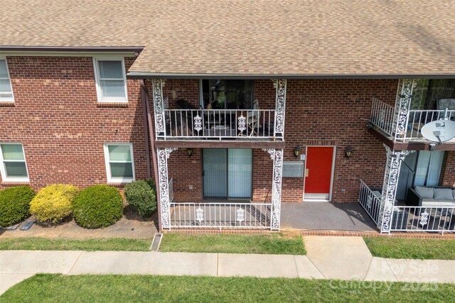 123 Carriage House Dr, Kannapolis, NC 28081 - townhome / multi-family property featuring a balcony, brick siding, and roof with shingles