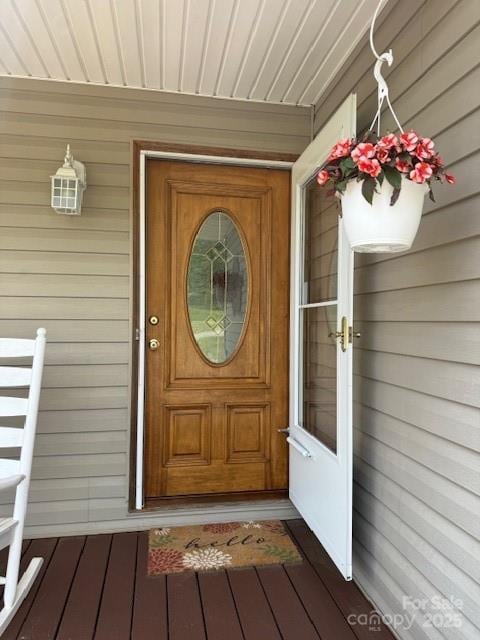 property entrance featuring a porch