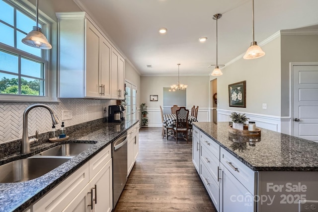 kitchen featuring a sink, a chandelier, dark wood finished floors, stainless steel dishwasher, and ornamental molding