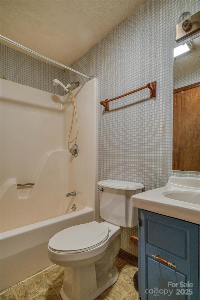 605 Hennessee St, Morganton, NC 28655 - full bath featuring shower / tub combination, vanity, toilet, and a textured ceiling