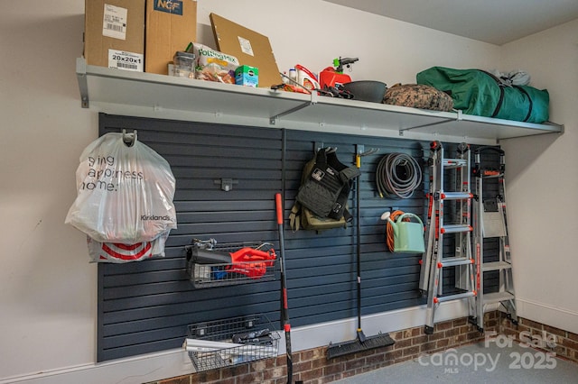 mudroom featuring baseboards