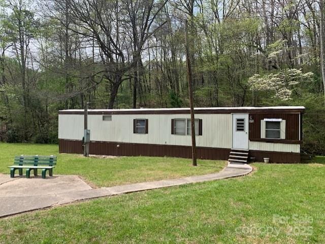 manufactured / mobile home with a front lawn and entry steps