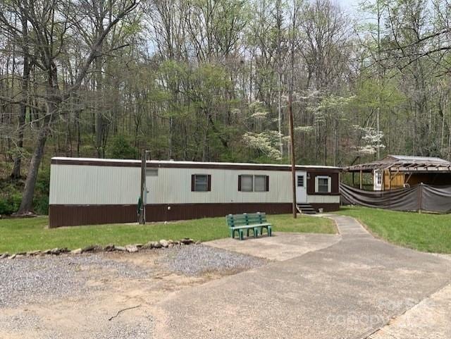 manufactured / mobile home with entry steps and a front yard