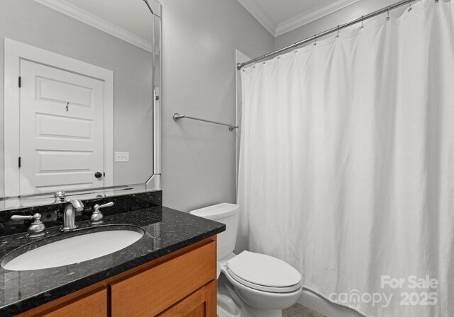 full bath featuring vanity, ornamental molding, toilet, and a shower with curtain