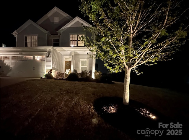 view of front of property with driveway and covered porch