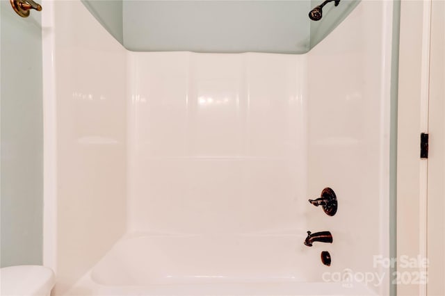 full bathroom featuring toilet and shower / bath combination