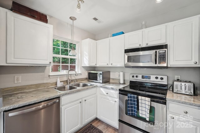9200 Forest Green Dr, Charlotte, NC 28227 - kitchen featuring visible vents, white cabinetry, stainless steel appliances, and a sink