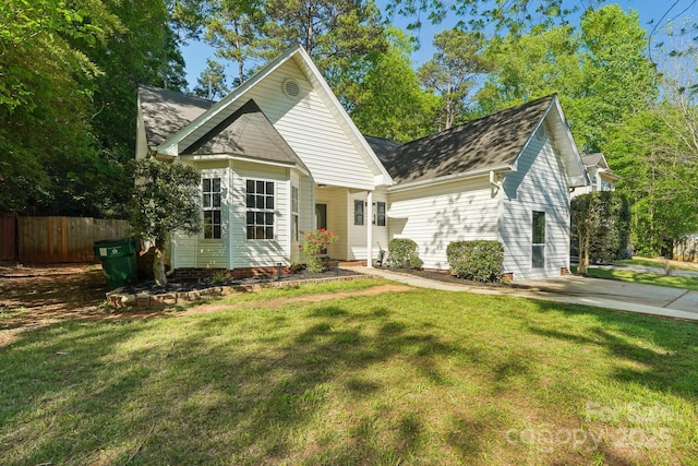 9200 Forest Green Dr, Charlotte, NC 28227 - view of front of property with a front yard and fence