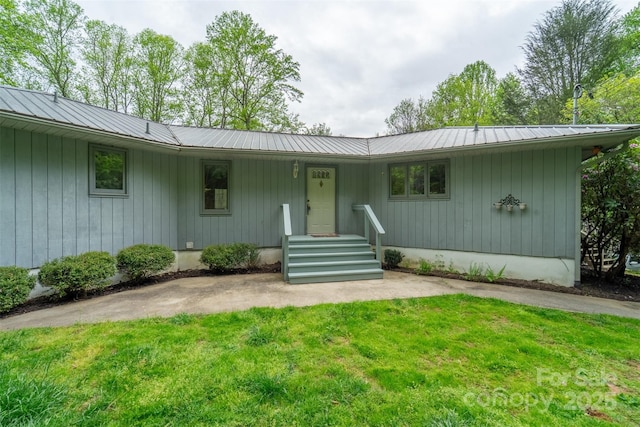 362 Cowan Valley Ests, Sylva, NC 28779 - view of front of home with a front yard and metal roof