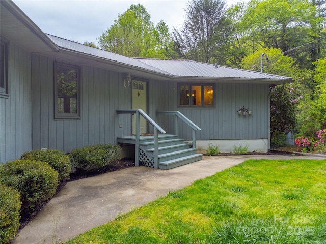 362 Cowan Valley Ests, Sylva, NC 28779 - view of front of home featuring a front yard and metal roof