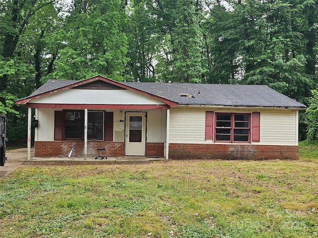 4406 Valeview Ln, Charlotte, NC 28269 - ranch-style home with brick siding, a porch, and a front lawn