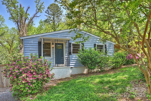 bungalow-style house featuring fence