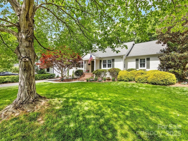 view of front of property featuring brick siding and a front yard