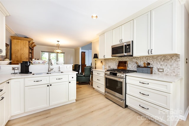 5128 Dunes Ct, Charlotte, NC 28226 - kitchen featuring appliances with stainless steel finishes, a sink, tasteful backsplash, crown molding, and a peninsula
