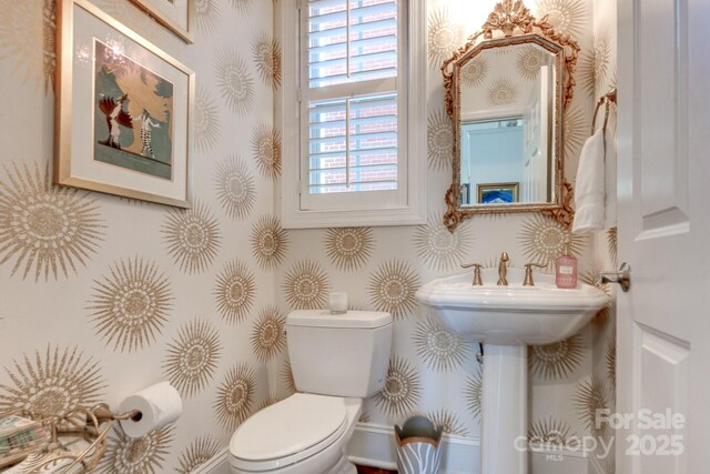 6231 Wakehurst Rd, Charlotte, NC 28226 - half bath with wallpapered walls and toilet