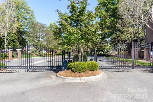 6231 Wakehurst Rd, Charlotte, NC 28226 - view of gate