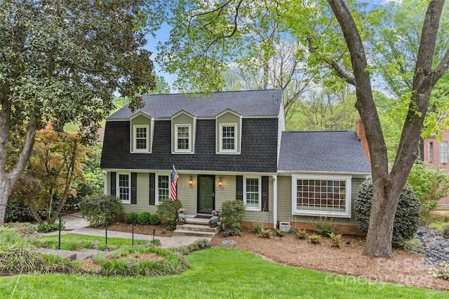 2418 Ainsdale Rd, Charlotte, NC 28226 - dutch colonial featuring a shingled roof and a front lawn