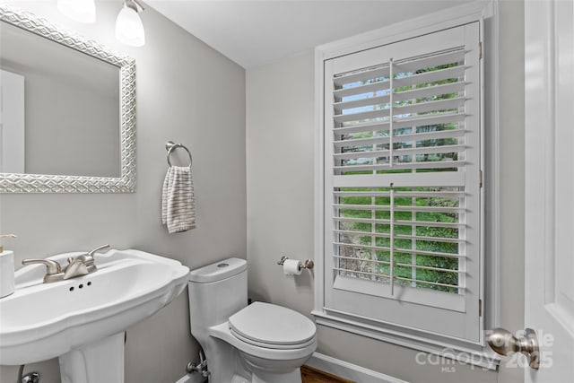 2418 Ainsdale Rd, Charlotte, NC 28226 - bathroom with plenty of natural light, toilet, a sink, and baseboards