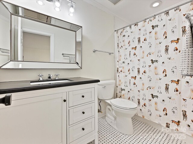 full bath with toilet, a shower with curtain, ornamental molding, and vanity