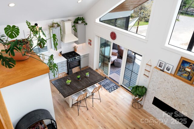 103 Pennsylvania Ave, Asheville, NC 28806 - living area with healthy amount of natural light, light wood finished floors, and recessed lighting