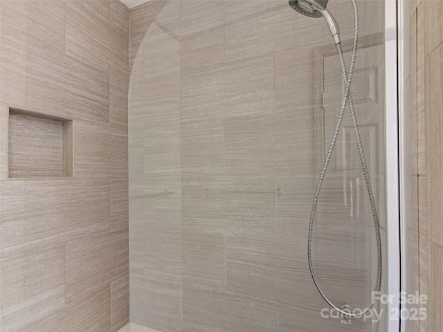 details featuring tiled shower