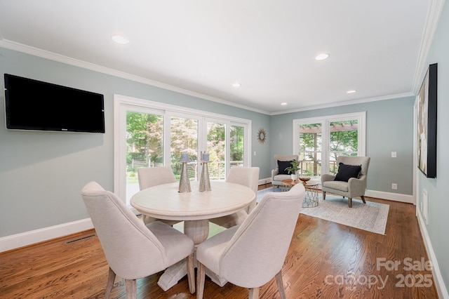 dining space with recessed lighting, visible vents, crown molding, and baseboards