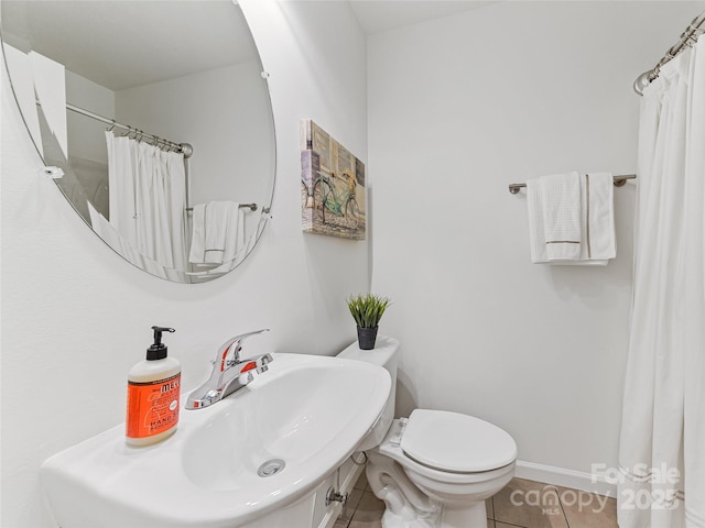 full bath with tile patterned floors, toilet, a shower with shower curtain, and baseboards