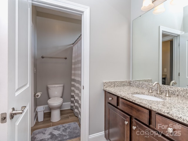 full bath featuring wood finished floors, vanity, baseboards, toilet, and a shower with shower curtain