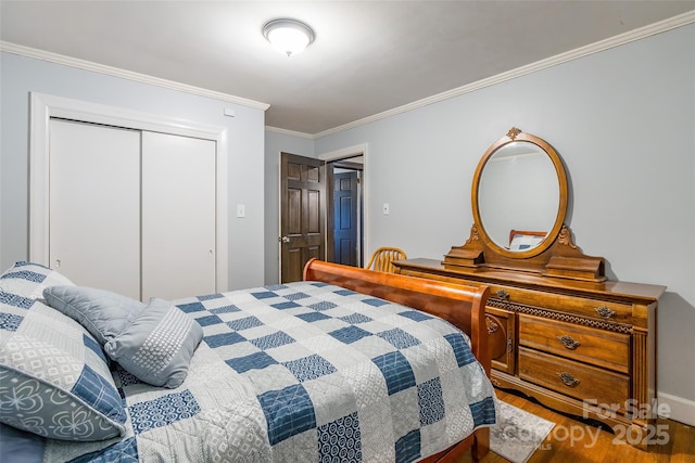 bedroom with crown molding, wood finished floors, and a closet