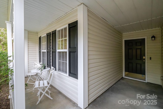 property entrance with covered porch
