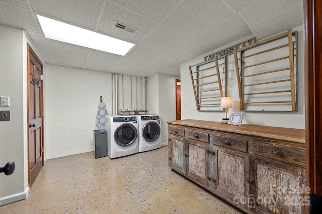 washroom featuring baseboards, visible vents, independent washer and dryer, and laundry area