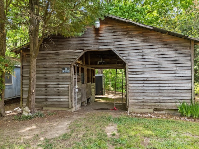view of outdoor structure with an outbuilding
