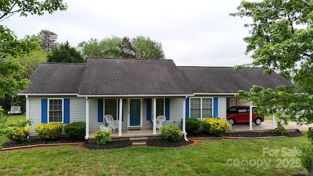 view of front of property featuring covered porch, a shingled roof, a carport, and a front lawn