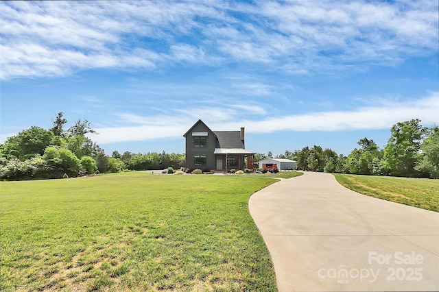 view of front of property featuring driveway and a front yard