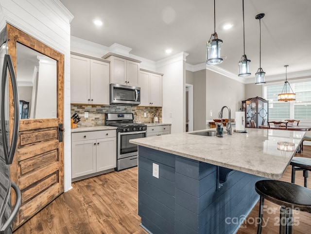 775 Summerfield Pl, Flat Rock, NC 28731 - kitchen featuring stainless steel appliances, a sink, light wood-style floors, a breakfast bar, and ornamental molding