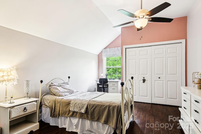 bedroom with ceiling fan, vaulted ceiling, dark wood-style floors, and a closet