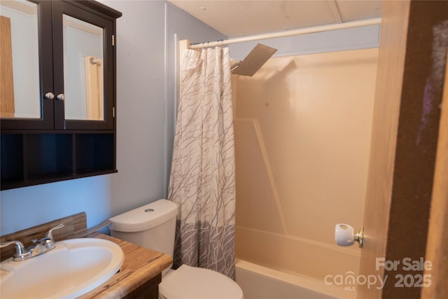 full bath with shower / tub combo, toilet, and vanity