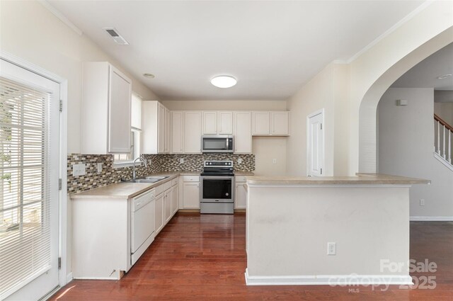 827 Gentlewinds Ct, Fort Mill, SC 29708 - kitchen with tasteful backsplash, a sink, stainless steel appliances, dark wood-type flooring, and visible vents