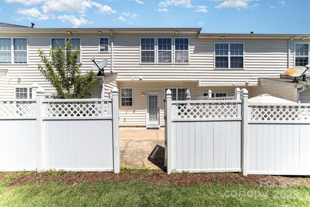 827 Gentlewinds Ct, Fort Mill, SC 29708 - multi unit property featuring a fenced backyard and a gate