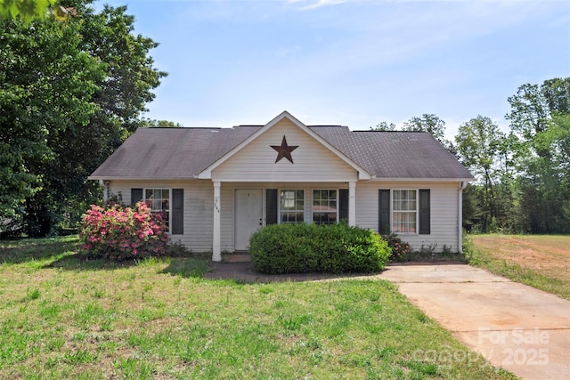 view of front of house featuring a front yard