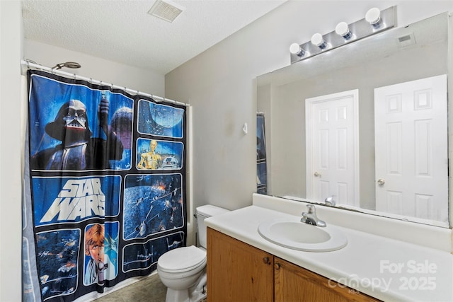 full bath with a shower with curtain, a textured ceiling, toilet, visible vents, and vanity