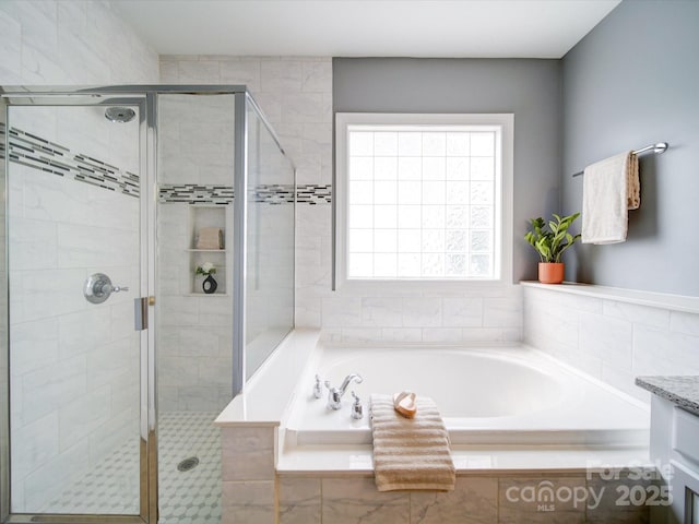 7642 Horseshoe Creek Dr, Huntersville, NC 28078 - full bath featuring a shower stall, a garden tub, and vanity