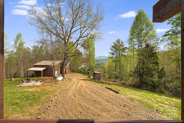 view of yard featuring a forest view
