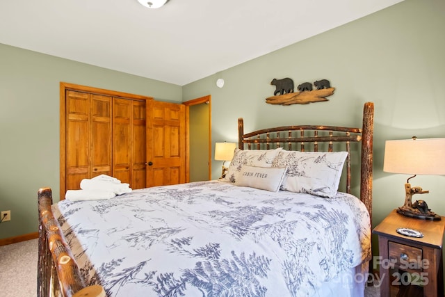 bedroom featuring baseboards, carpet flooring, and a closet