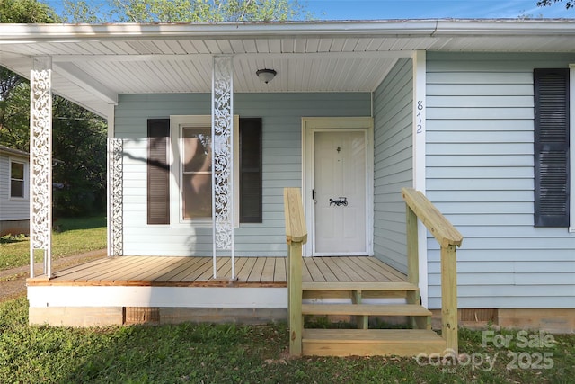 entrance to property featuring covered porch