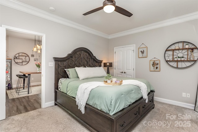 bedroom with ceiling fan with notable chandelier, light carpet, baseboards, and ornamental molding