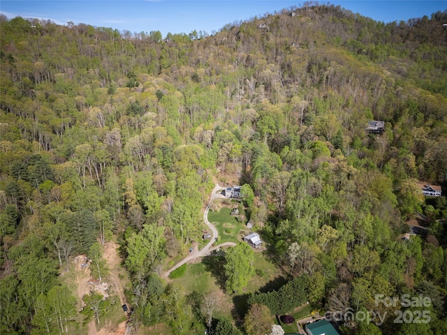 bird's eye view featuring a wooded view